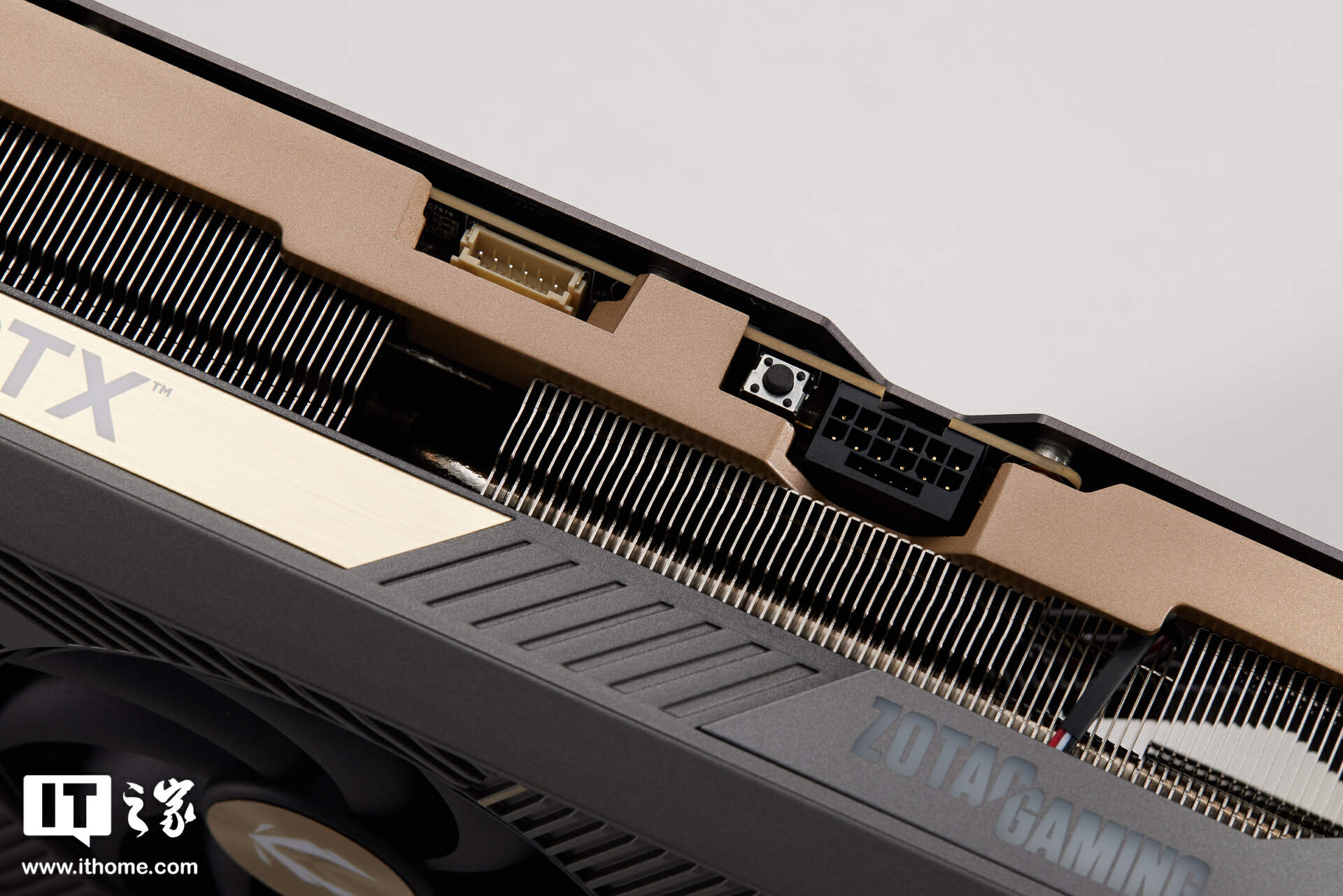 【IT之家开箱】索泰 GEFORCE RTX 5090 D 32GB SOLID OC 显卡图赏：简洁有序，硬朗科技