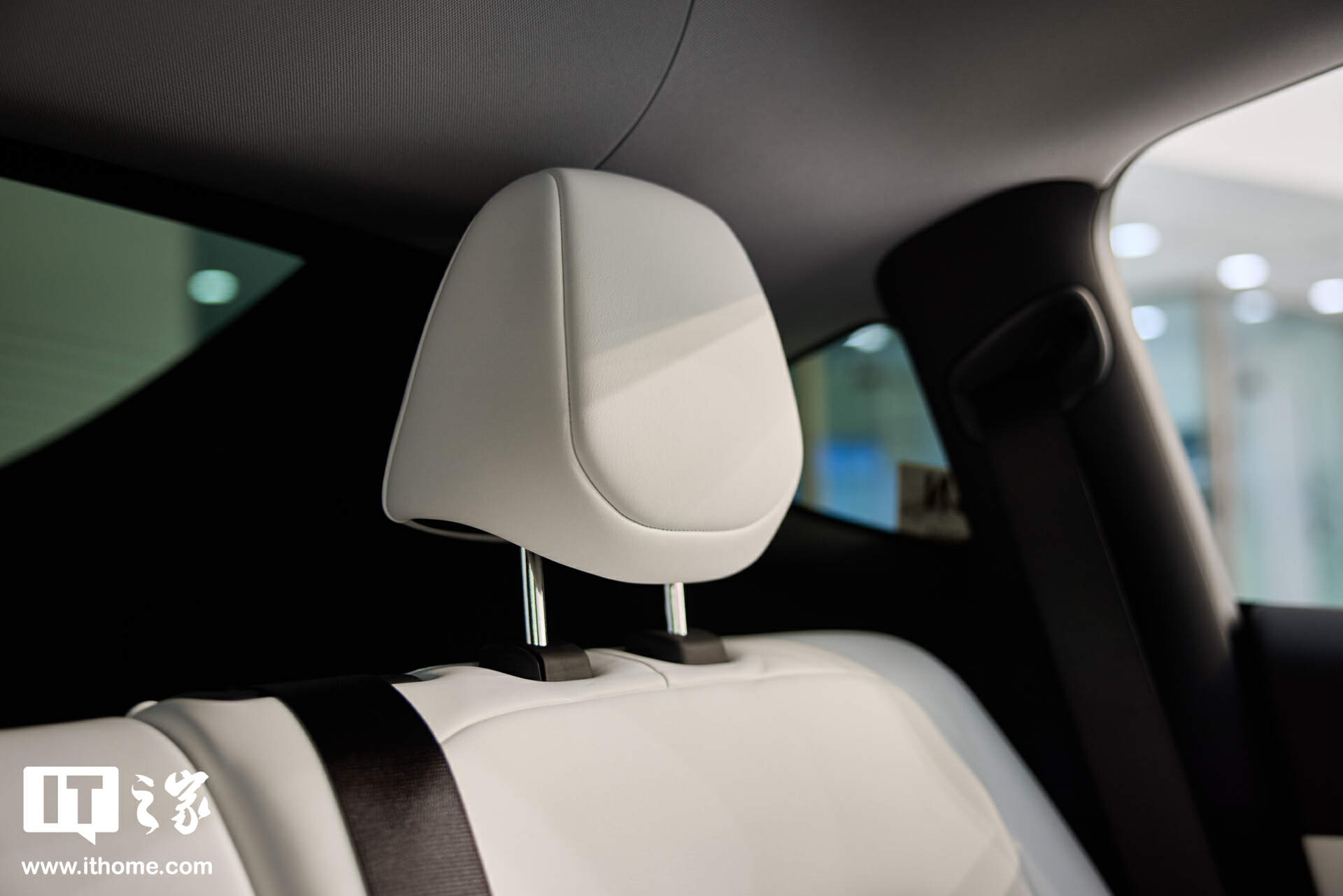 【IT之家图赏】特斯拉焕新 Model Y「冰河蓝」实拍：保留转向灯拨杆，全新漫反射式尾灯
