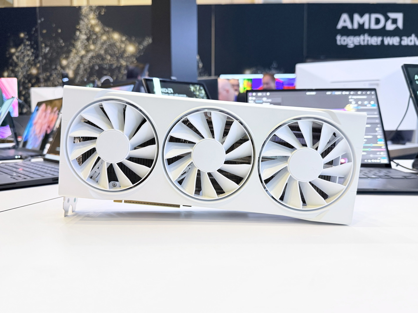 XFX 讯景展出两款 AMD Radeon RX 9070 (XT) 显卡，简洁现代设计