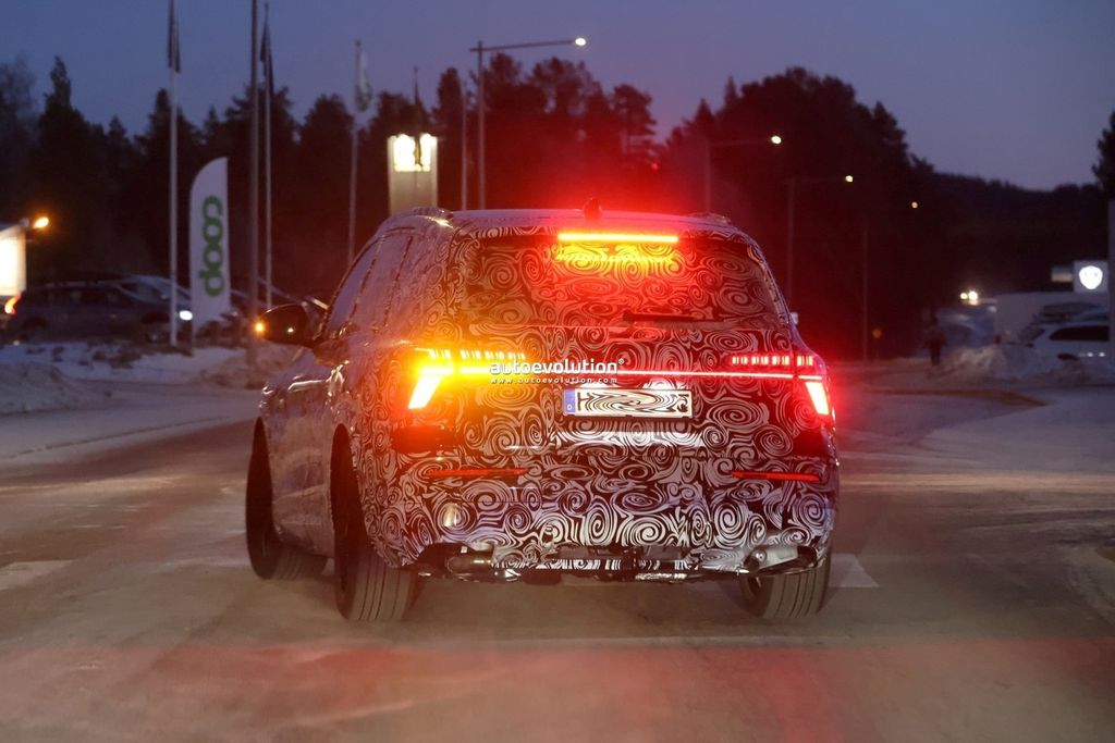 第三代奥迪 Q7 豪华七座 SUV 路测图曝光，隐藏式门把手
