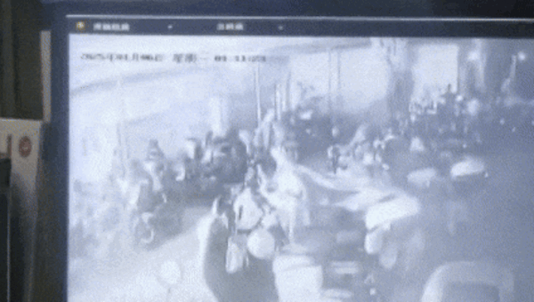 电动自行车再现“火烧连营” 广州一小区凌晨60辆车烧成废铁