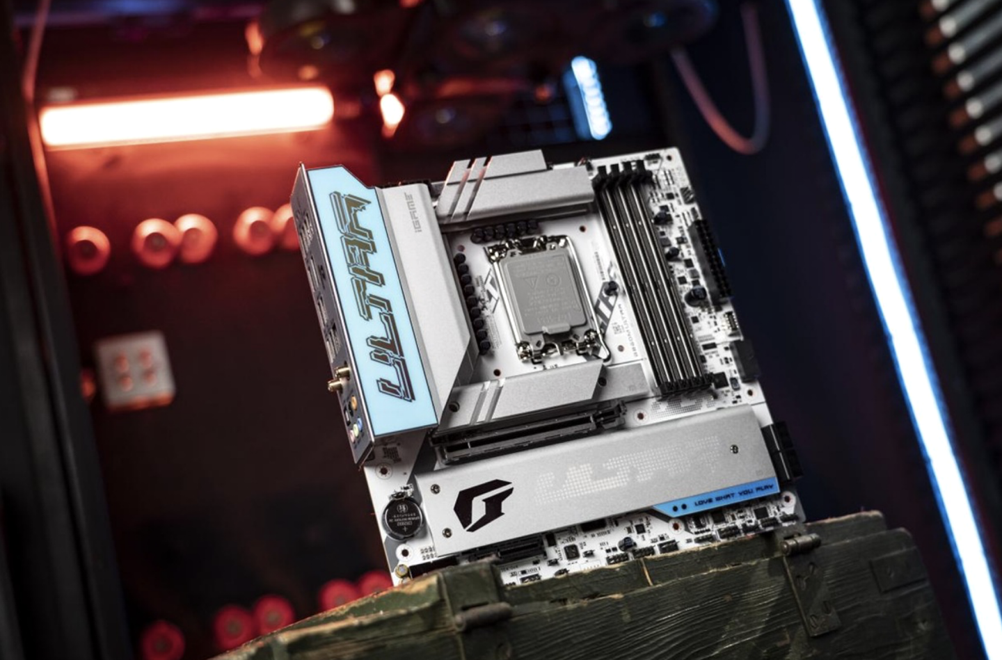 七彩虹 iGame B860M ULTRA 主板国行首销：“波普”主题设计，1399 元