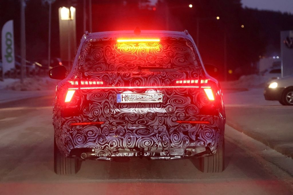 第三代奥迪 Q7 豪华七座 SUV 路测图曝光，隐藏式门把手
