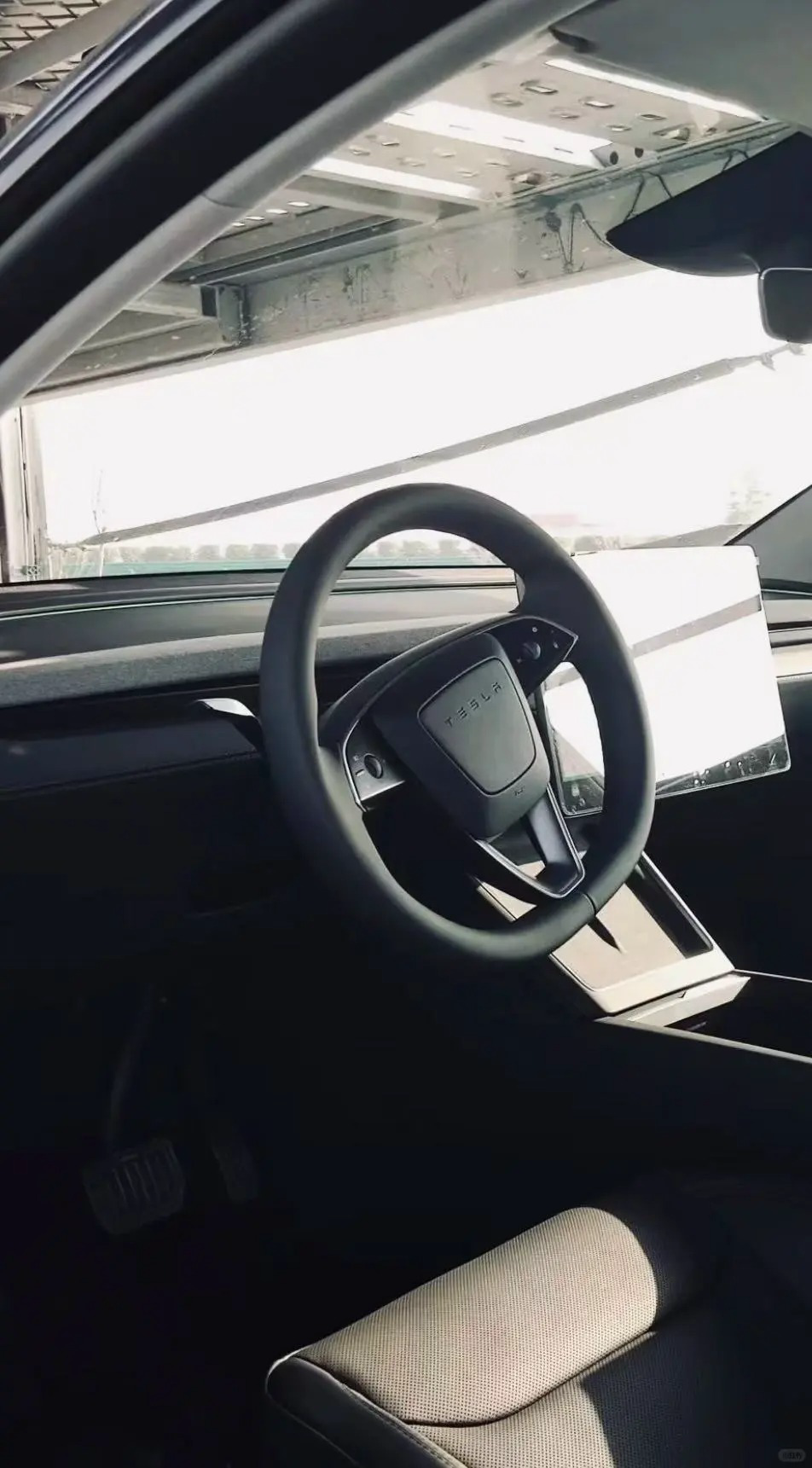 新款特斯拉 Model Y 实车再曝光：保留转向灯拨杆