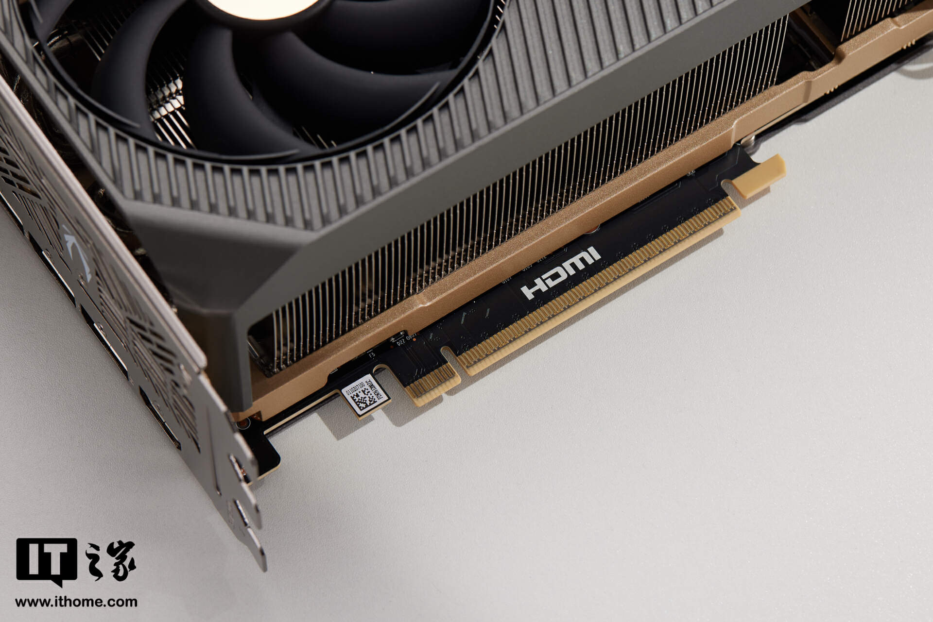 【IT之家开箱】索泰 GEFORCE RTX 5090 D 32GB SOLID OC 显卡图赏：简洁有序，硬朗科技