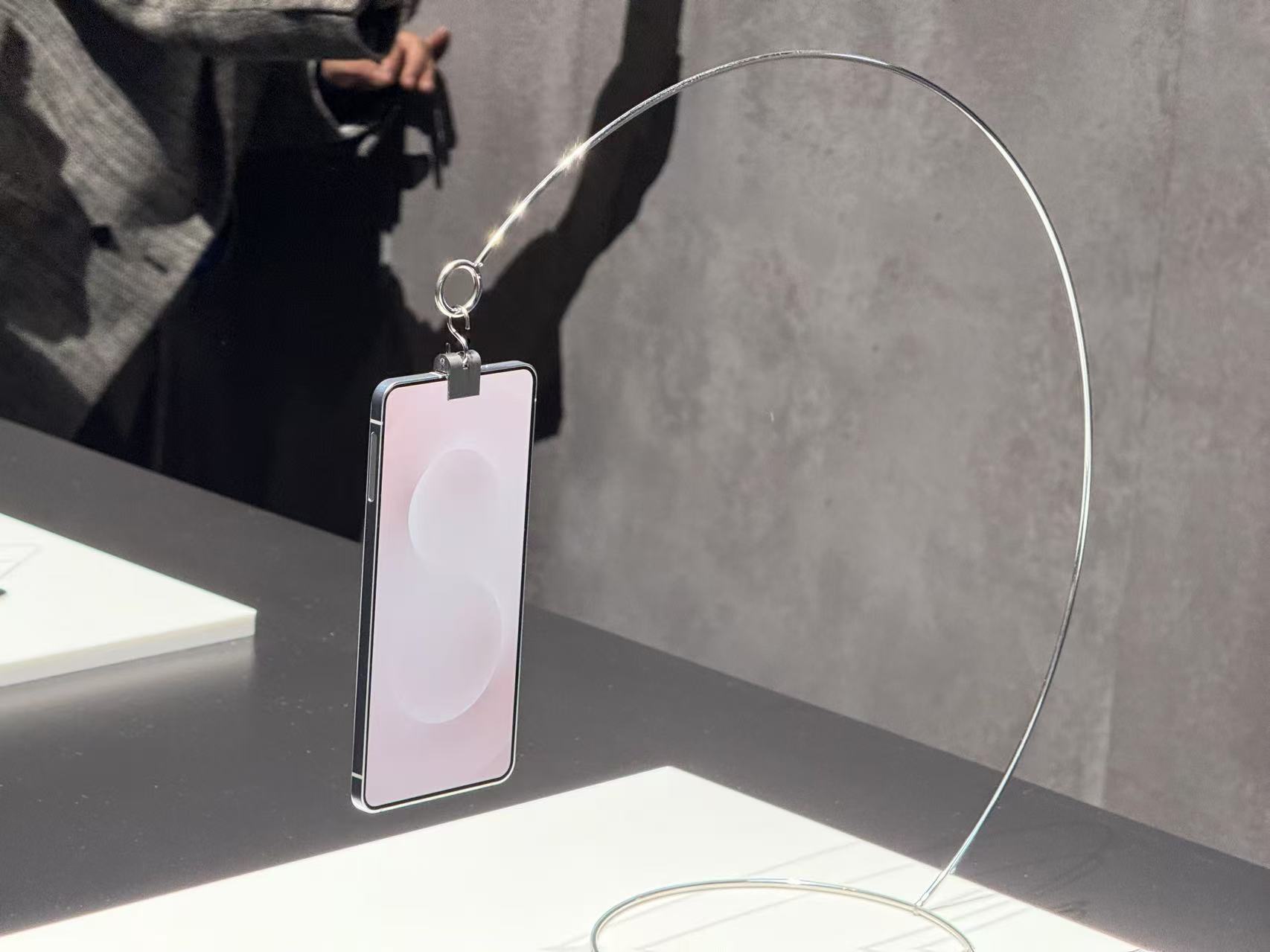 超薄机身设计，三星展示 Galaxy S25 Edge 手机真机