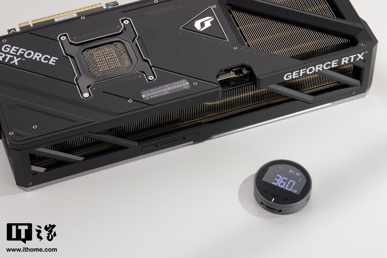 【IT之家开箱】iGame GeForce RTX 5090 D Vulcan OC 显卡图赏：银黑战甲，帅字当头
