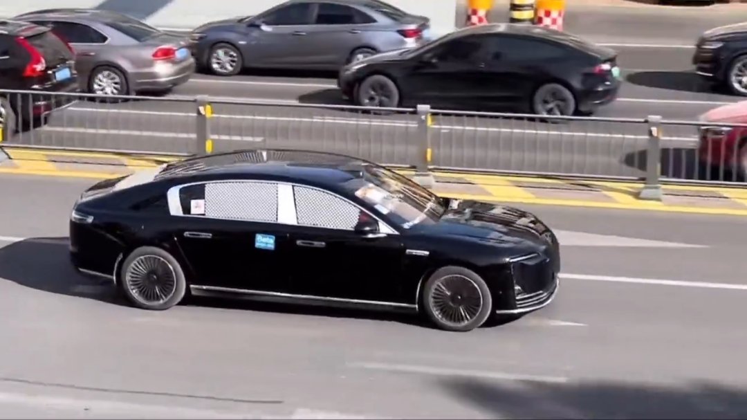 全黑车身，鸿蒙智行尊界 S800 实车路试影像曝光