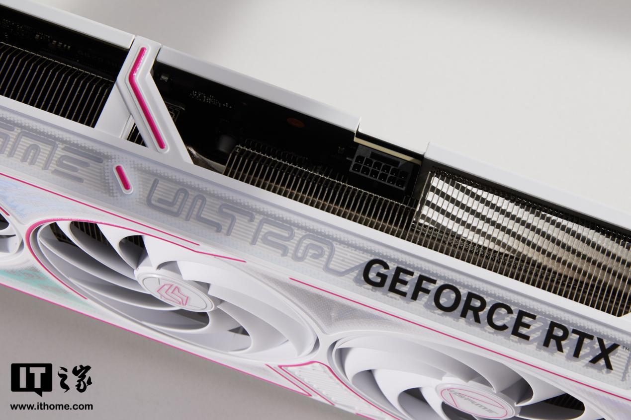 【IT之家开箱】七彩虹 iGame GeForce RTX 5080 Ultra W OC 16GB 显卡图赏：嘻哈风格独树一帜
