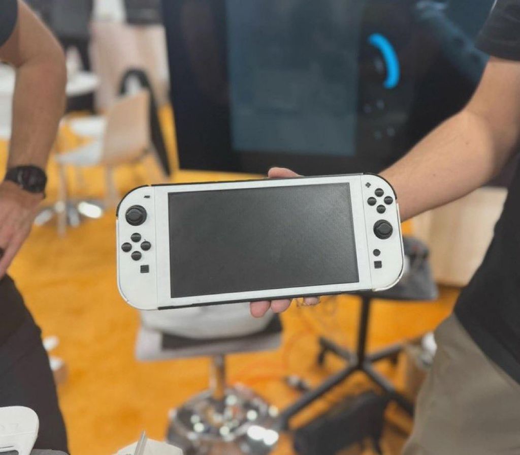 任天堂 Switch 2 掌机机模首秀：新增 USB 端口、磁吸 Joy-Con，8 英寸屏幕