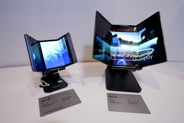 三星三折叠手机被曝年底登场：双内折设计、展开 12.4 英寸，无屏下摄像头