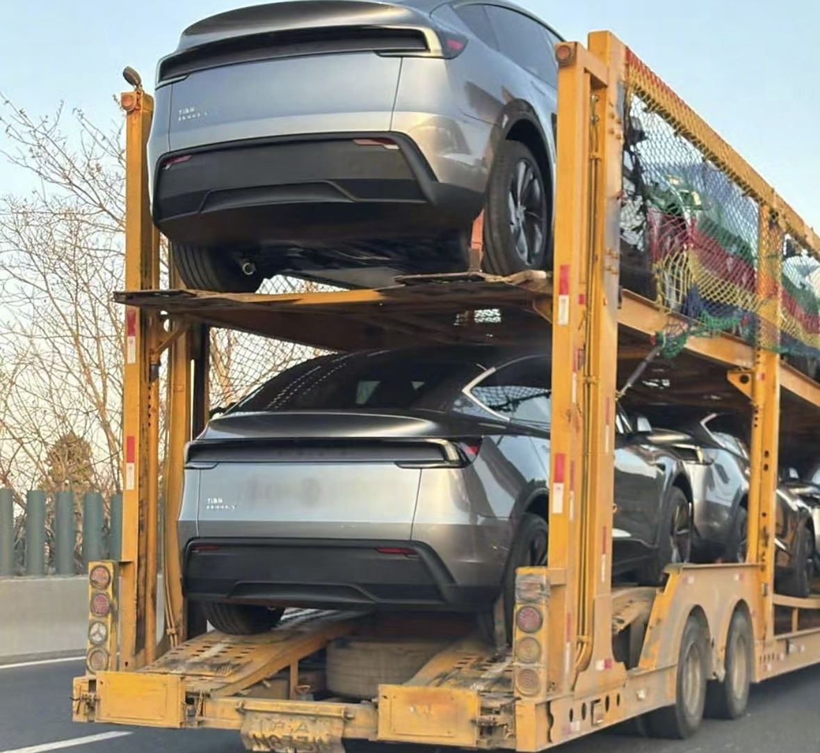 新款特斯拉 Model Y 实车再曝光：保留转向灯拨杆