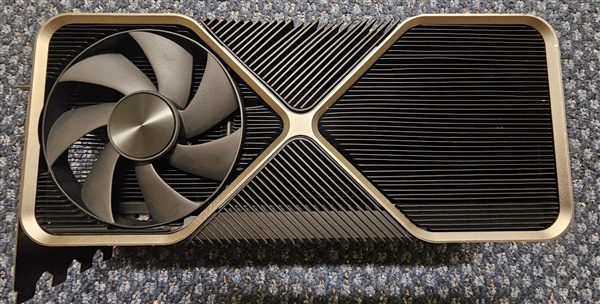 PCB转了90度！NVIDIA首次公开四插槽、三风扇的RTX 4090
