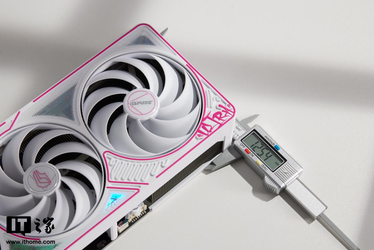 【IT之家开箱】七彩虹 iGame GeForce RTX 5080 Ultra W OC 16GB 显卡图赏：嘻哈风格独树一帜
