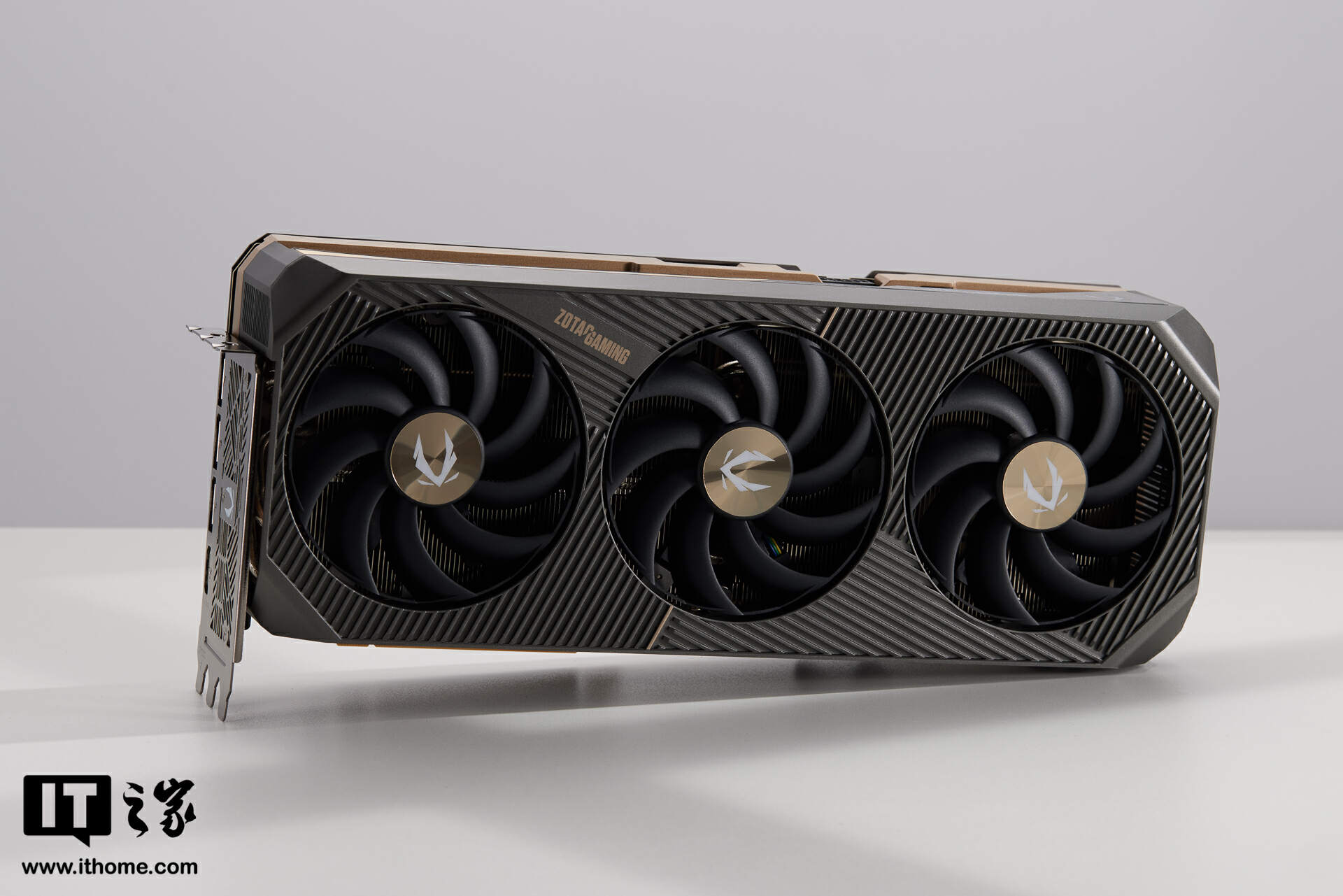 【IT之家开箱】索泰 GEFORCE RTX 5090 D 32GB SOLID OC 显卡图赏：简洁有序，硬朗科技