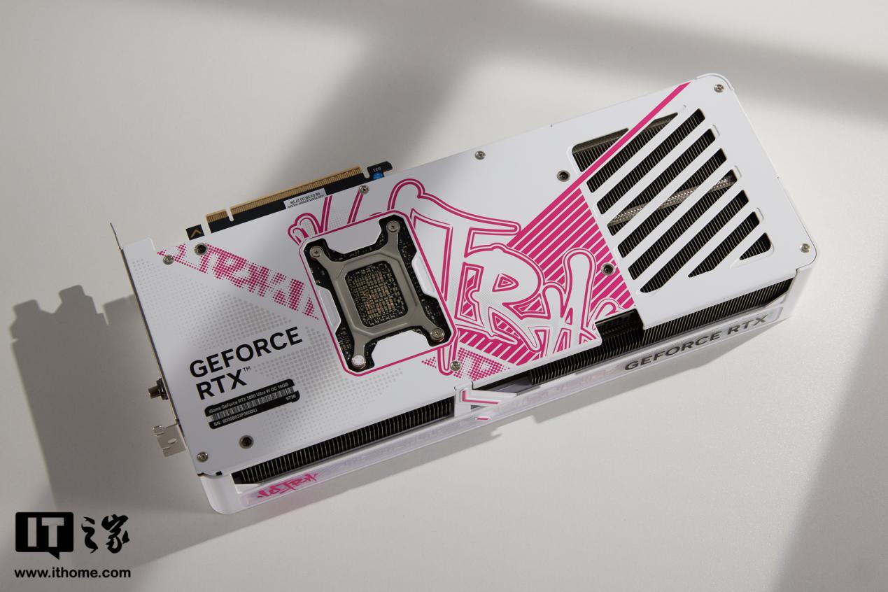 【IT之家开箱】七彩虹 iGame GeForce RTX 5080 Ultra W OC 16GB 显卡图赏：嘻哈风格独树一帜