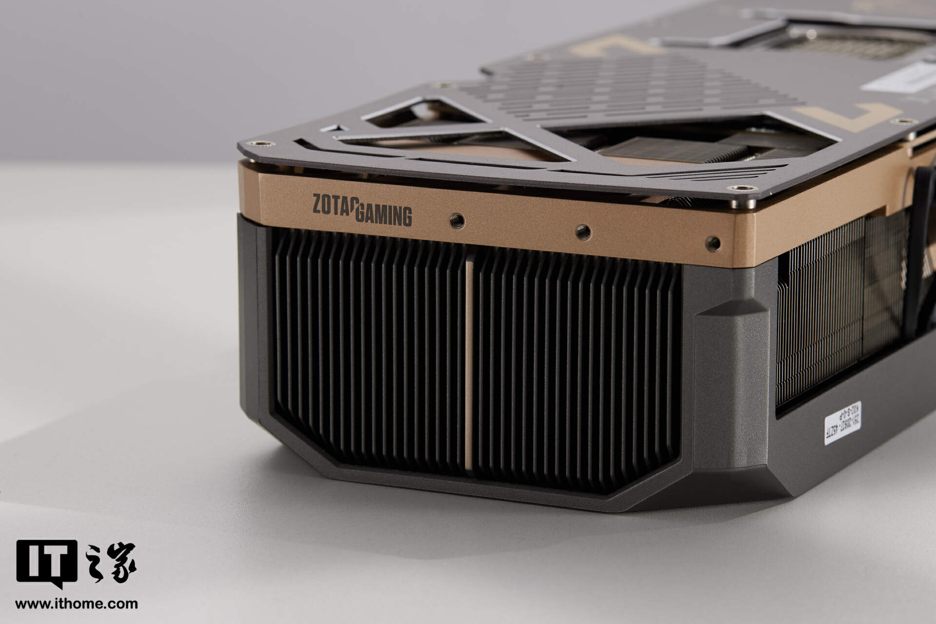 【IT之家开箱】索泰 GEFORCE RTX 5090 D 32GB SOLID OC 显卡图赏：简洁有序，硬朗科技