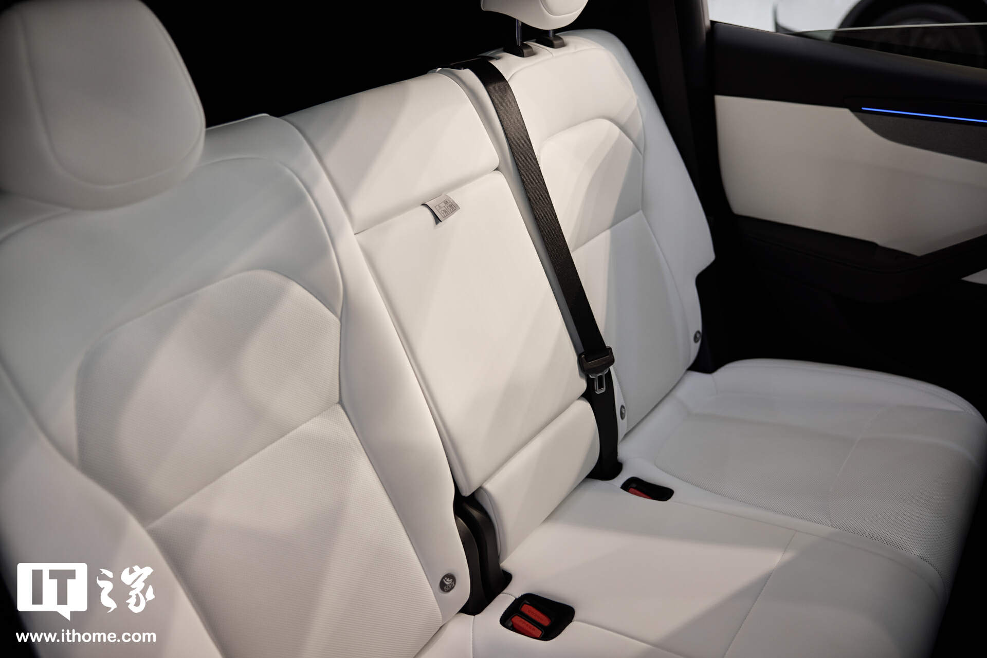 【IT之家图赏】特斯拉焕新 Model Y「冰河蓝」实拍：保留转向灯拨杆，全新漫反射式尾灯