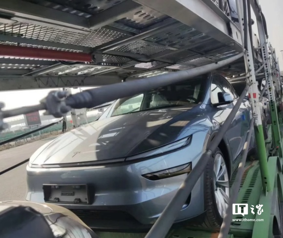 新款特斯拉 Model Y 实车再曝光：保留转向灯拨杆