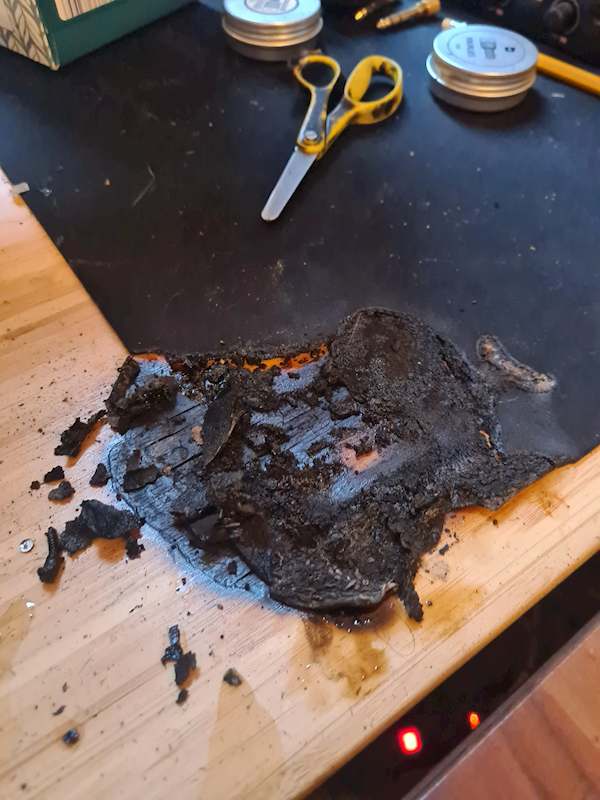 活久见！网友称技嘉游戏鼠标自燃起火：直接烧化了