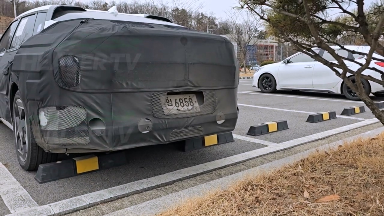 起亚加速电动化布局，纯电轿跑 EV4 原型曝光