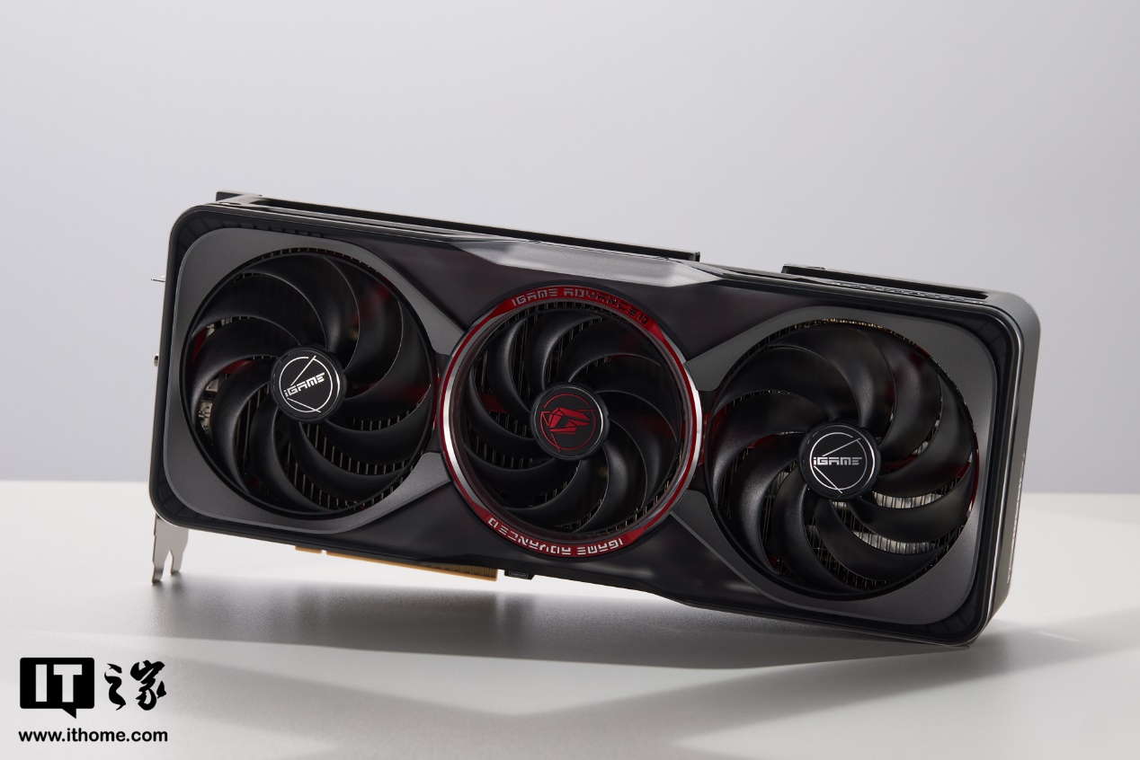 【IT之家开箱】iGame GeForce RTX 5070 Ti Advanced OC 16GB 显卡图赏：科幻美学加持，显卡中的“超新星”