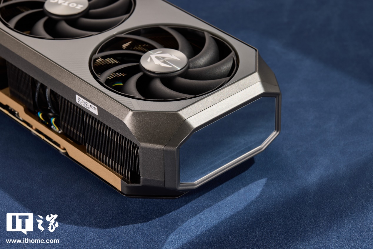 【IT之家开箱】索泰 GeForce RTX 5070 Ti 16GB AMP EXTREME INFINITY 显卡图赏：黑金性能战神，延续无限镜设计