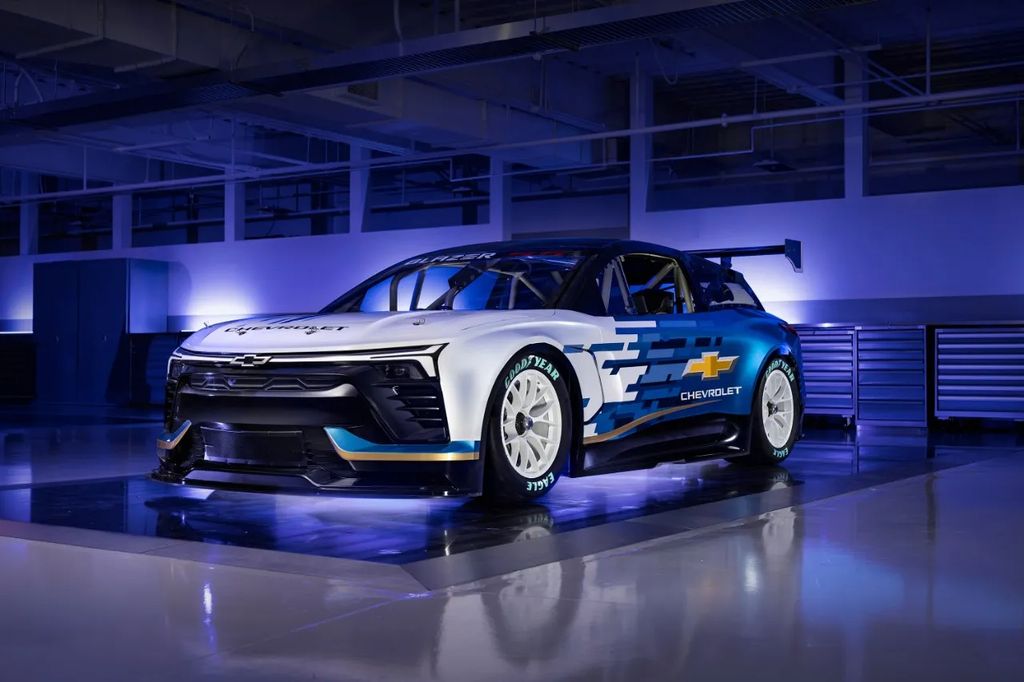 雪佛兰 Blazer EV.R NASCAR 原型车首秀，1300 马力电动猛兽