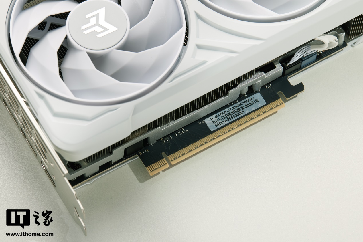 【IT之家开箱】影驰 GeForce RTX 5070 Ti 金属大师白金版 OC 显卡图赏：白色美学再临，肌肉风带点小清新