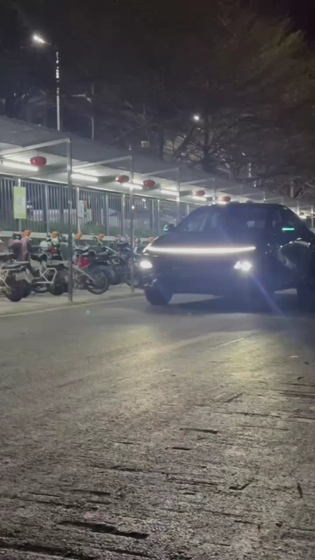 新款小鹏 G6 汽车上路视频曝光：开启智驾将亮“小蓝灯”