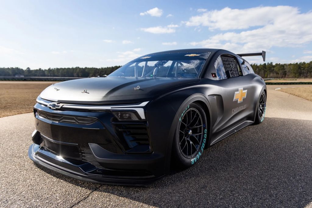 雪佛兰 Blazer EV.R NASCAR 原型车首秀，1300 马力电动猛兽