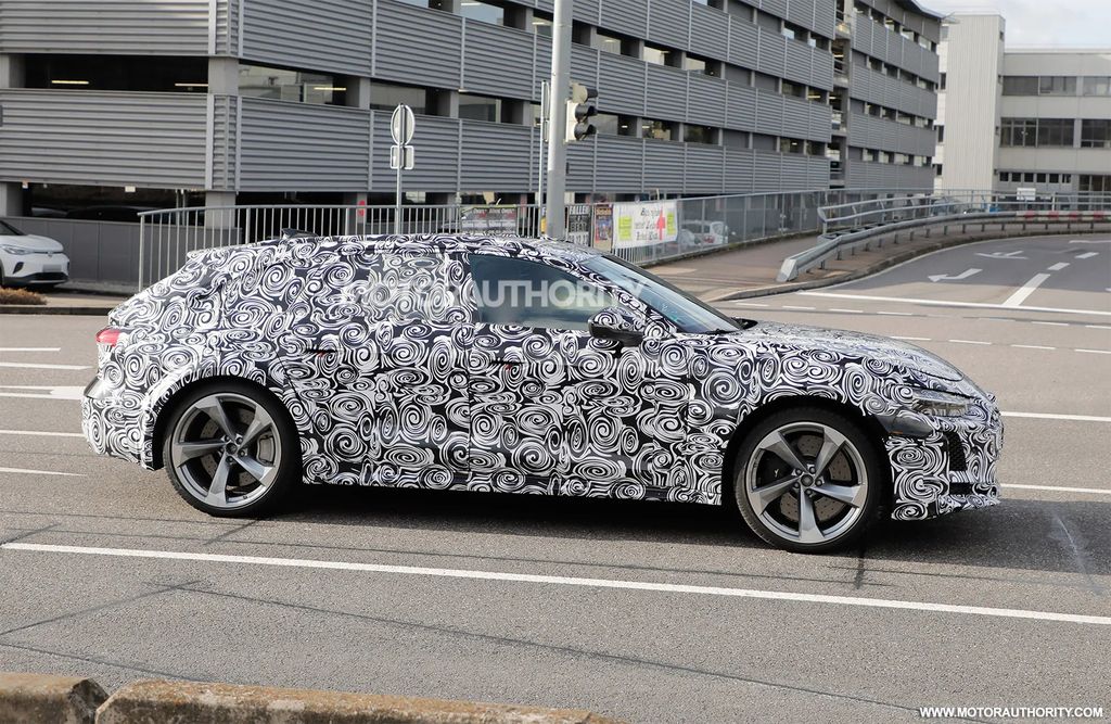 奥迪新款 RS 5 Avant 旅行车原型路测图曝光，将配插电混动系统