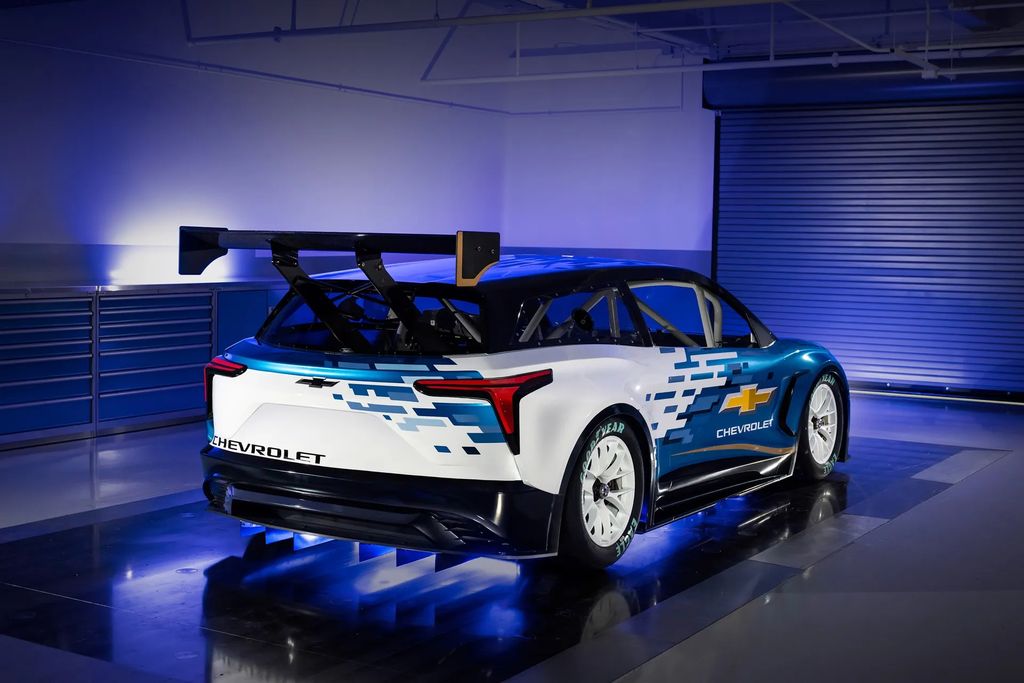 雪佛兰 Blazer EV.R NASCAR 原型车首秀，1300 马力电动猛兽