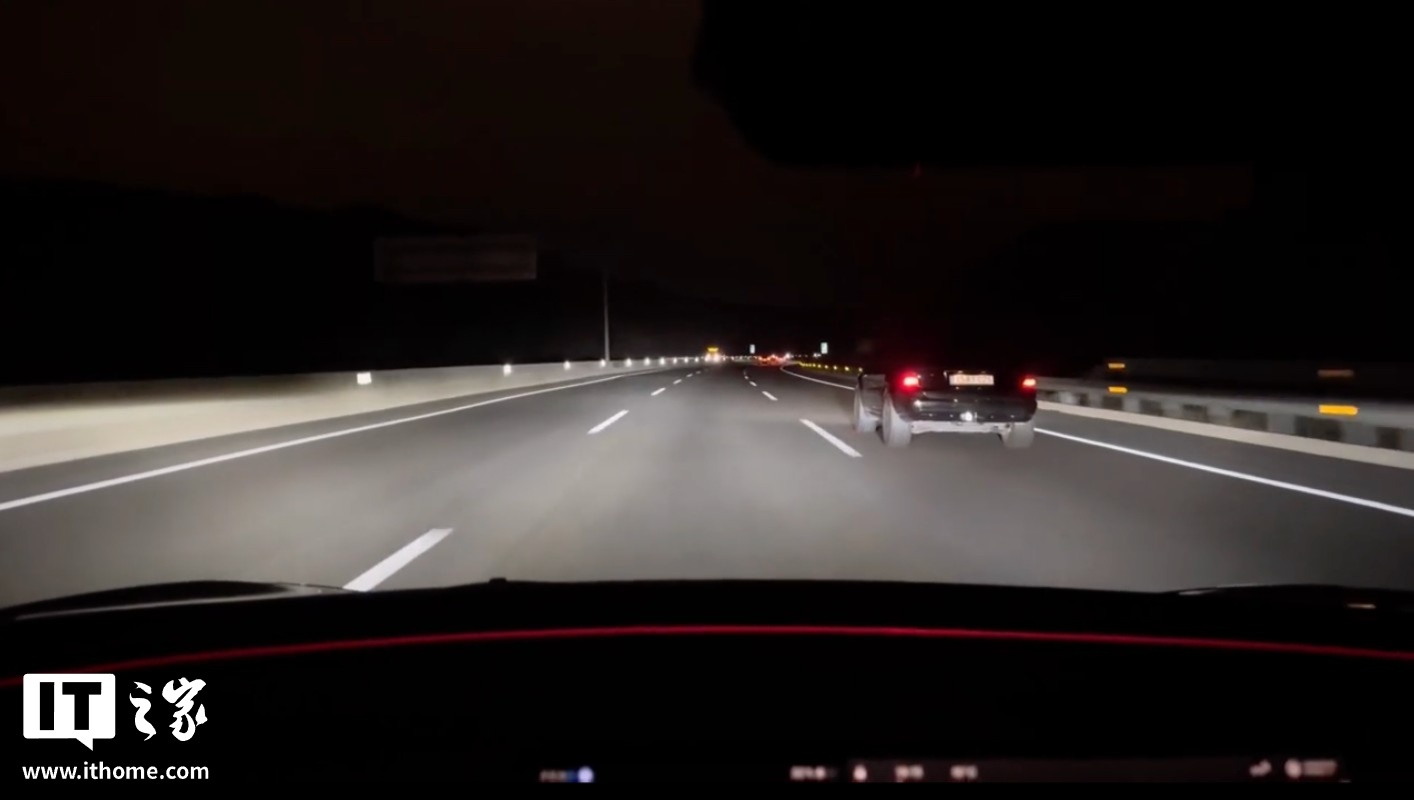 美国市场特斯拉车型迎来矩阵大灯功能，夜间行车更安全