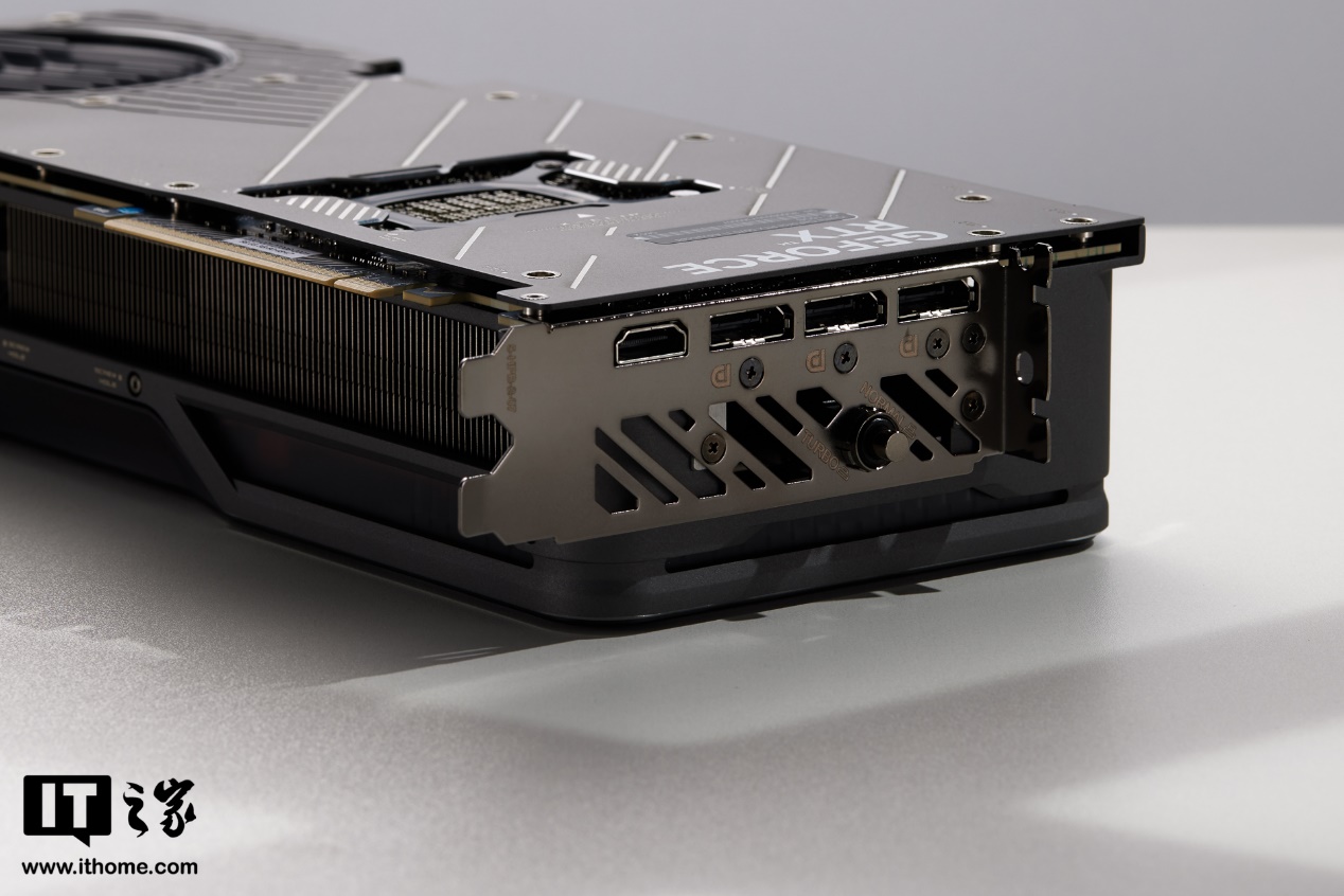 【IT之家开箱】iGame GeForce RTX 5070 Ti Advanced OC 16GB 显卡图赏：科幻美学加持，显卡中的“超新星”