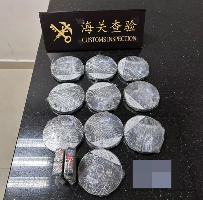 海关查获一起人身绑藏游戏光盘和 NS 卡带进境案，通关时神情紧张