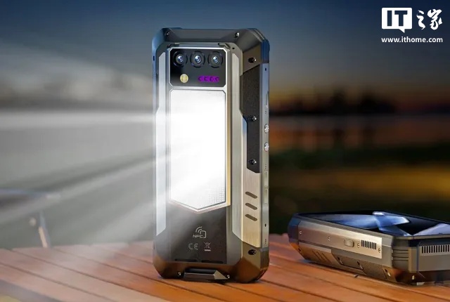 续航怪兽：Oukitel WP100 Titan 手机最早 4 月发货，配备 33000mAh 电池、1200 流明露营灯