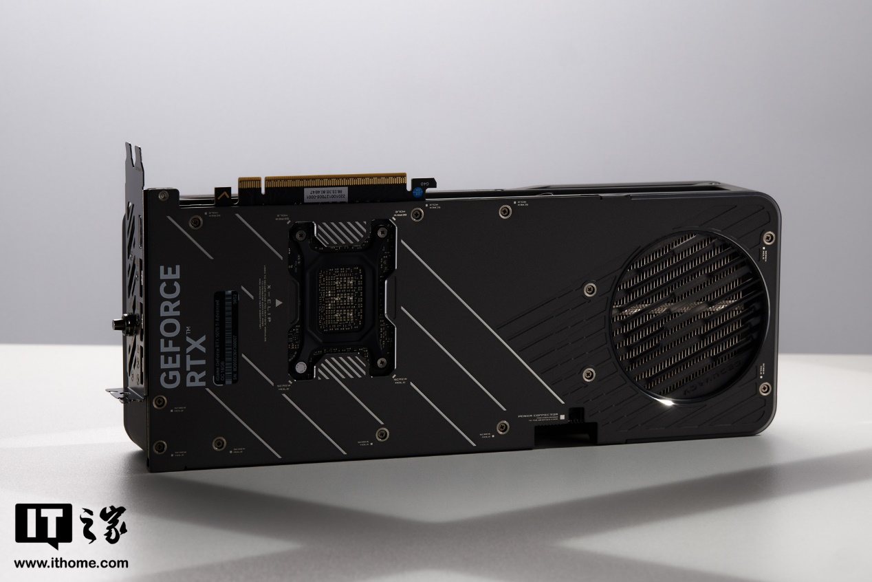 【IT之家开箱】iGame GeForce RTX 5070 Ti Advanced OC 16GB 显卡图赏：科幻美学加持，显卡中的“超新星”