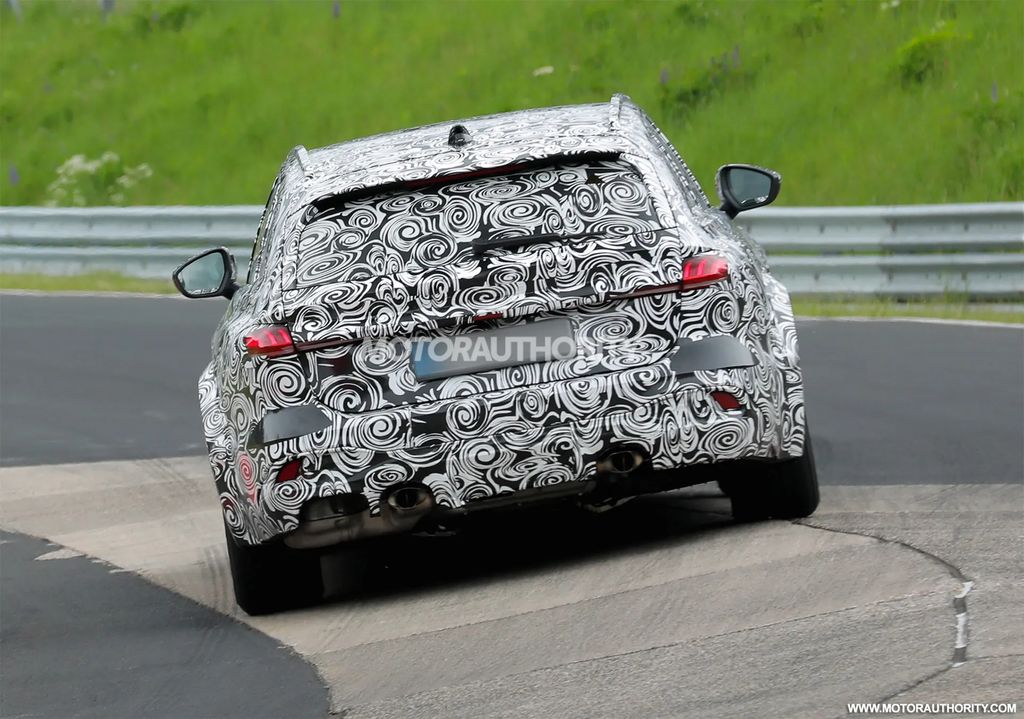 奥迪新款 RS 5 Avant 旅行车原型路测图曝光，将配插电混动系统