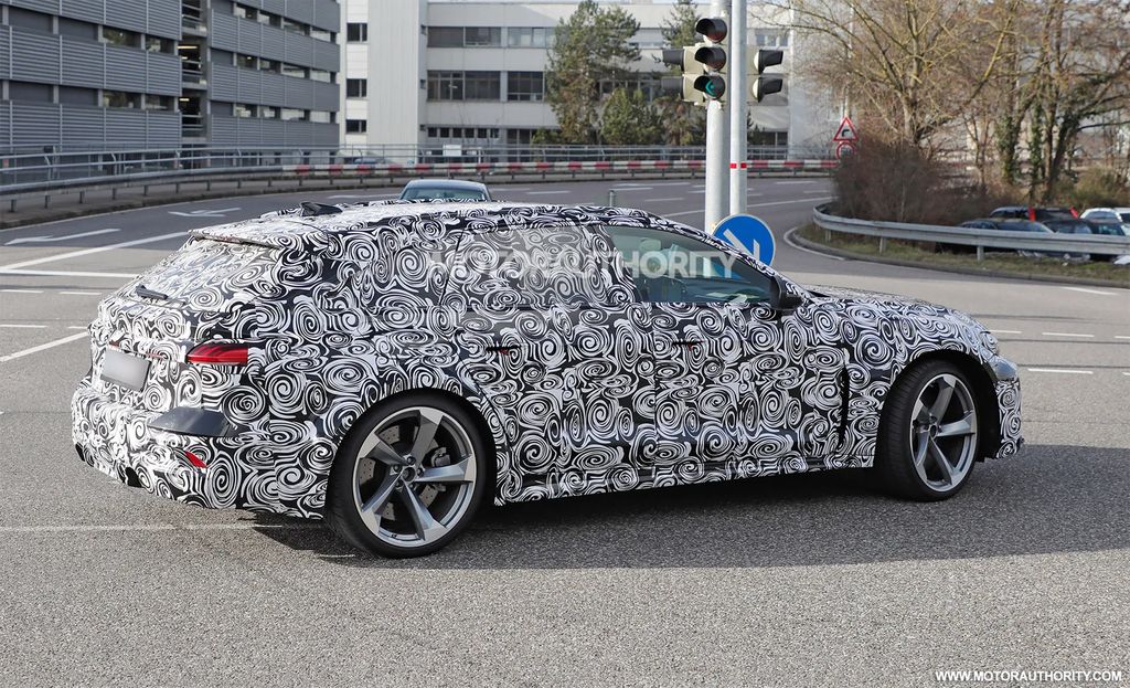 奥迪新款 RS 5 Avant 旅行车原型路测图曝光，将配插电混动系统