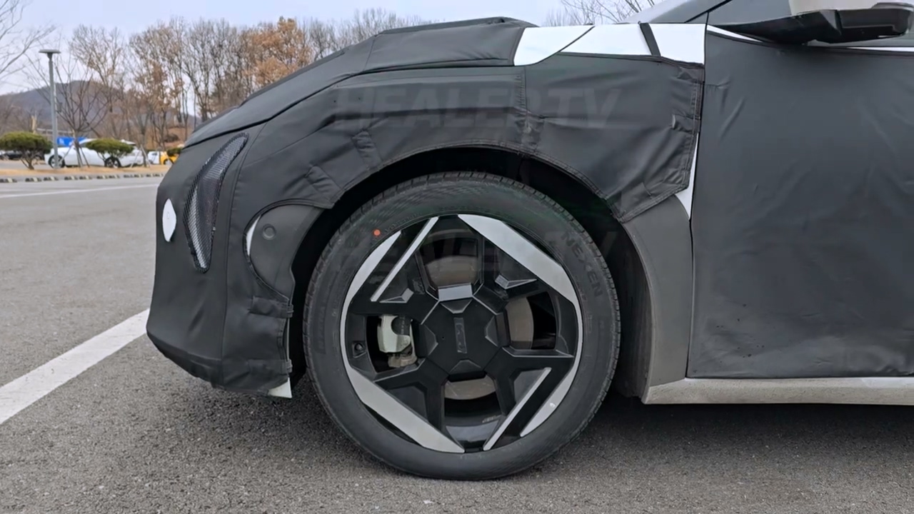 起亚加速电动化布局，纯电轿跑 EV4 原型曝光