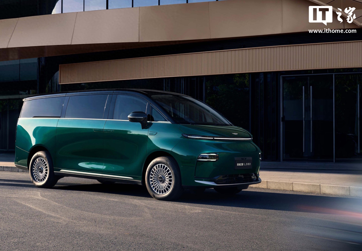 吉利翼真 L380 纯电 MPV 新增“陆地空客系列”车型：铂金白内饰、海南黄花梨木地板，2 月 21 日预售