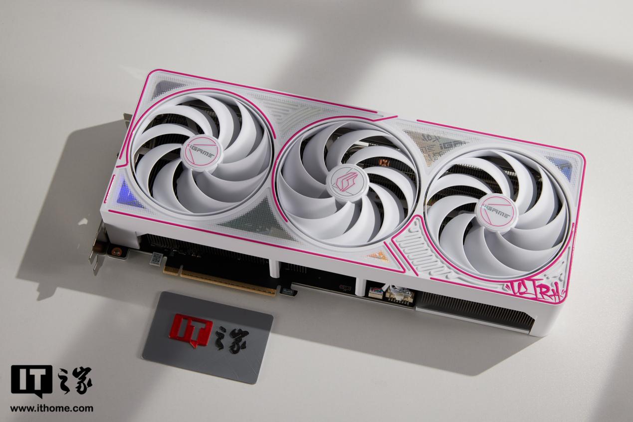 【IT之家开箱】七彩虹 iGame GeForce RTX 5080 Ultra W OC 16GB 显卡图赏：嘻哈风格独树一帜