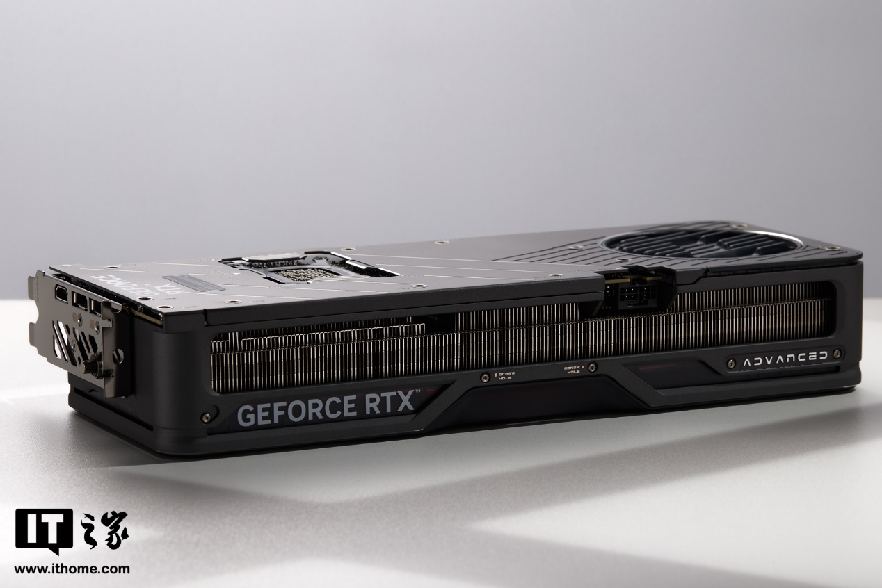 【IT之家开箱】iGame GeForce RTX 5070 Ti Advanced OC 16GB 显卡图赏：科幻美学加持，显卡中的“超新星”