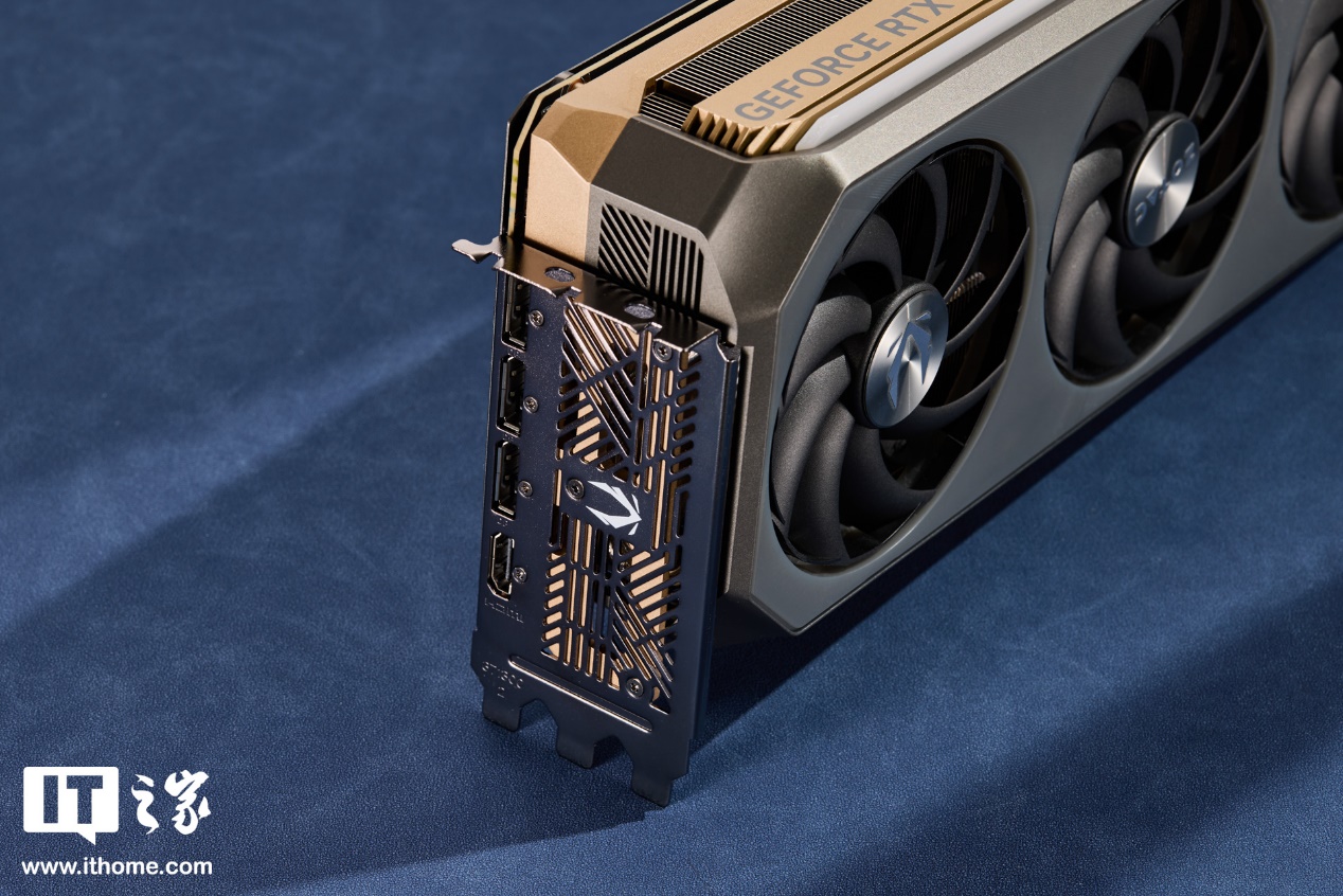 【IT之家开箱】索泰 GeForce RTX 5070 Ti 16GB AMP EXTREME INFINITY 显卡图赏：黑金性能战神，延续无限镜设计