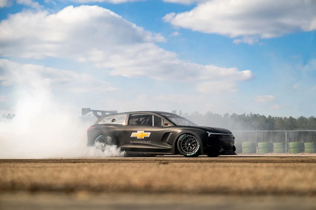 雪佛兰 Blazer EV.R NASCAR 原型车首秀，1300 马力电动猛兽