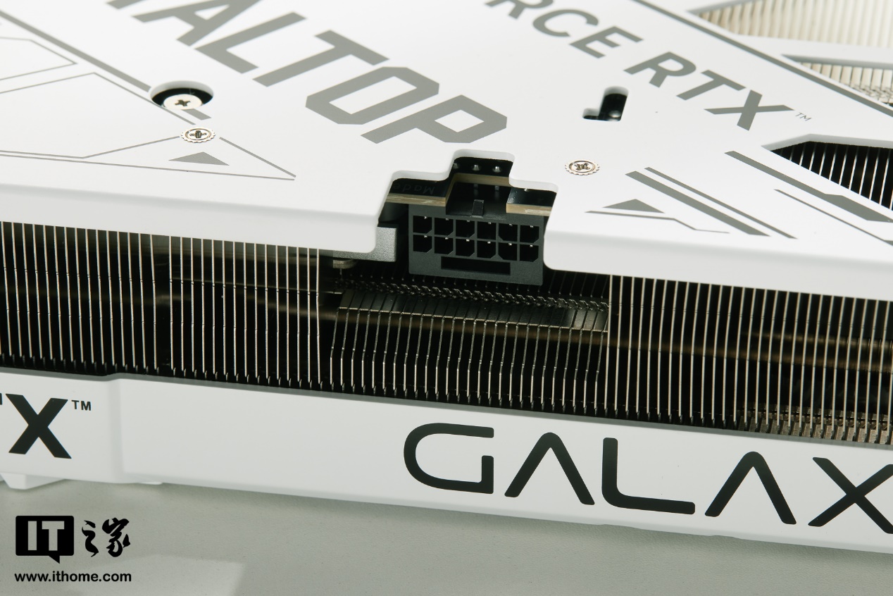 【IT之家开箱】影驰 GeForce RTX 5070 Ti 金属大师白金版 OC 显卡图赏：白色美学再临，肌肉风带点小清新