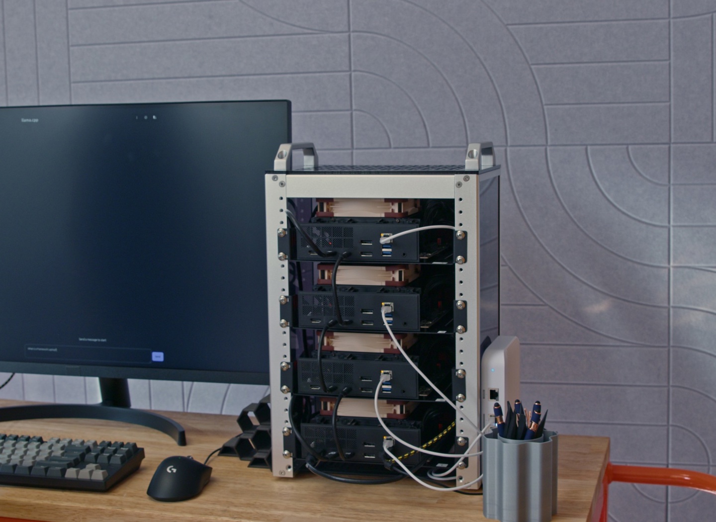 Framework 推出桌面迷你主机，基于 AMD "Strix Halo" 系列处理器