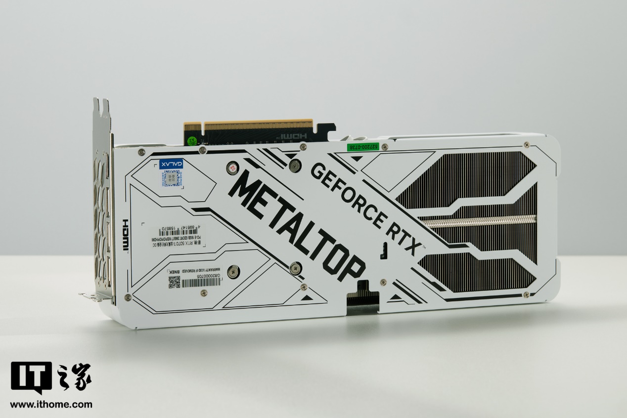 【IT之家开箱】影驰 GeForce RTX 5070 Ti 金属大师白金版 OC 显卡图赏：白色美学再临，肌肉风带点小清新