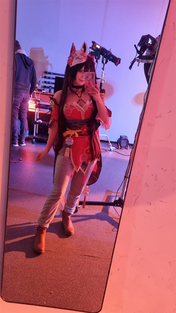 德国美女Cos《巫师3》希里蒸桑拿：性感诱人